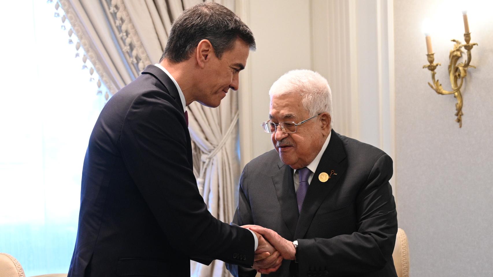 Pedro Sánchez con Mahmoud Abbas este sábado en Egipto