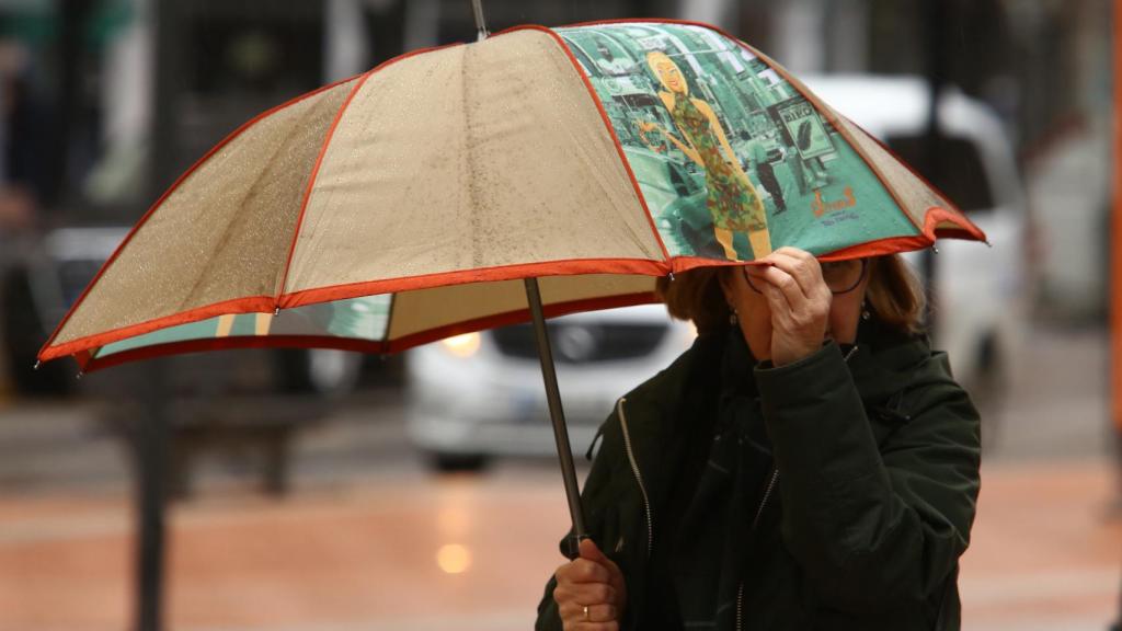 Imagen de una mujer durante un temporal de viento en El Bierzo, en la provincia de León.