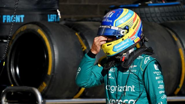 Fernando Alonso, en el box de Aston Martin