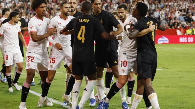 Momento en el que se produce una tangana entre jugadores del Sevilla y del Real Madrid