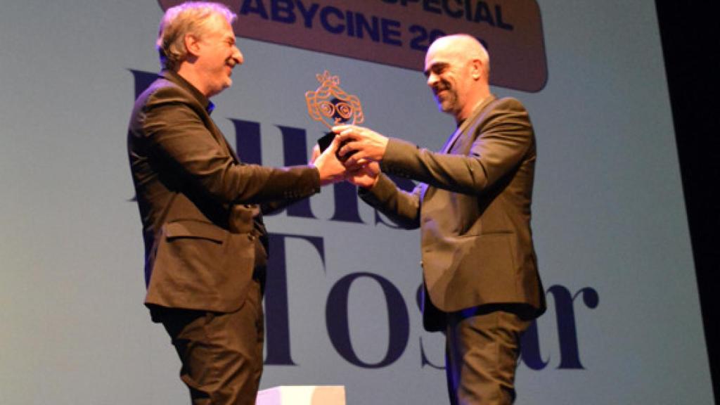Luis Tosar (derecha), recibiendo su premio en Abycine.