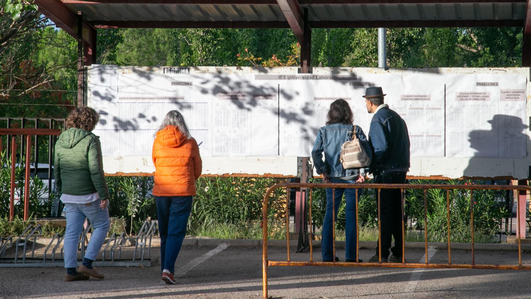Opositores a su llegada este sábado al IES Universidad Laboral de Toledo.