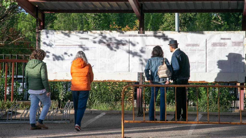 Opositores a su llegada este sábado al IES Universidad Laboral de Toledo.