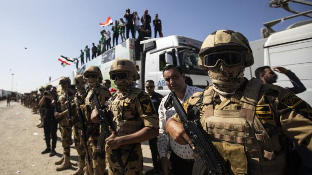 Soldados del ejército egipcio hacen guardia en el cruce fronterizo de Rafah entre Egipto y la Franja de Gaza.