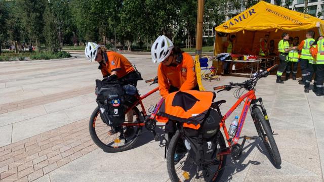 Dos efectivos de la Unidad Lince del SAMUR.