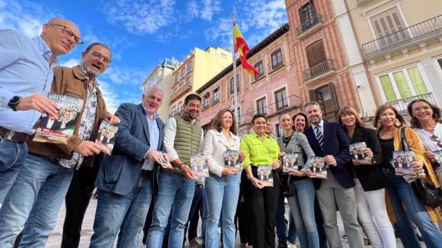 Patricia Navarro, presidenta del PP, informa sobre la manifestación del 29 de octubre contra la amnistía junto a compañeros de partido.