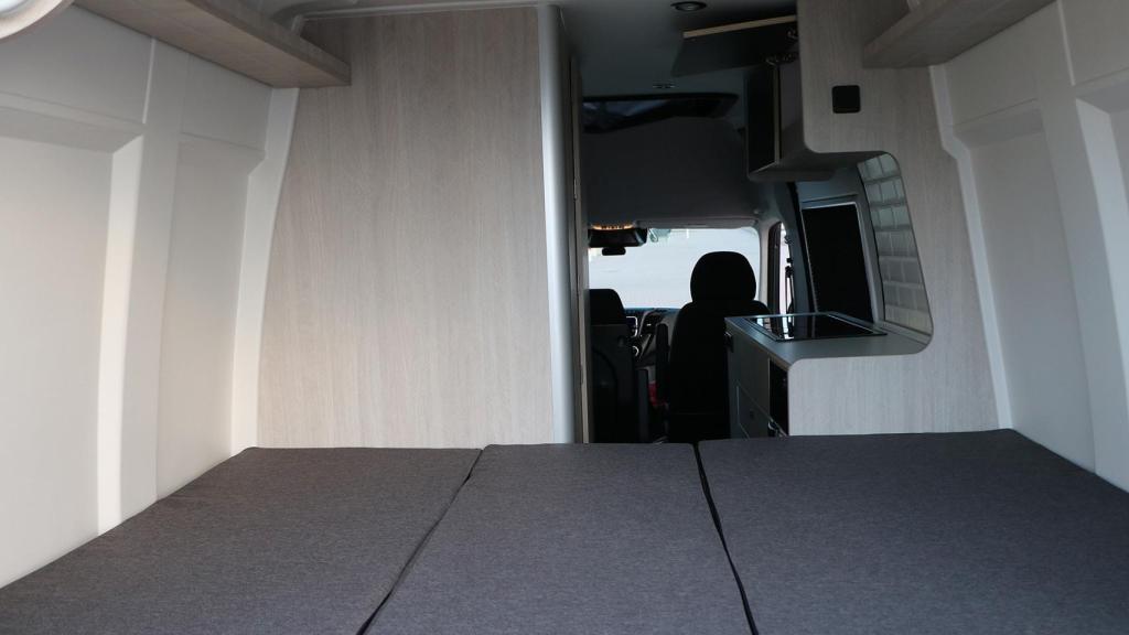 Cama para dos personas en la parte trasera.