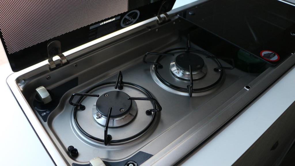 Cocina con fuegos para poder calentar la comida.