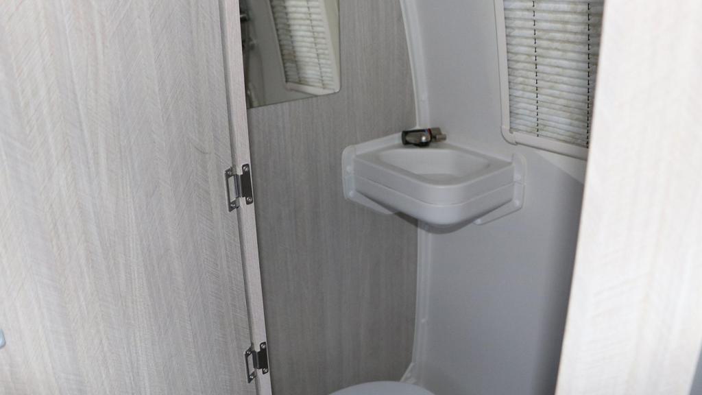 Baño en la Iveco Daily Camper.