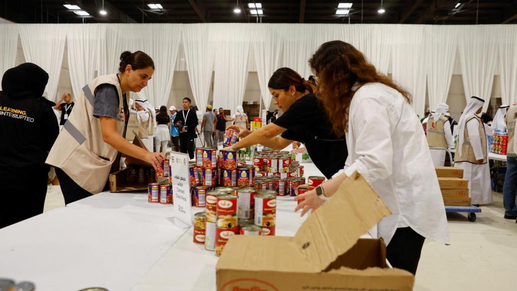 Voluntarios organizan la ayuda humanitaria llegada a Gaza para su distribución
