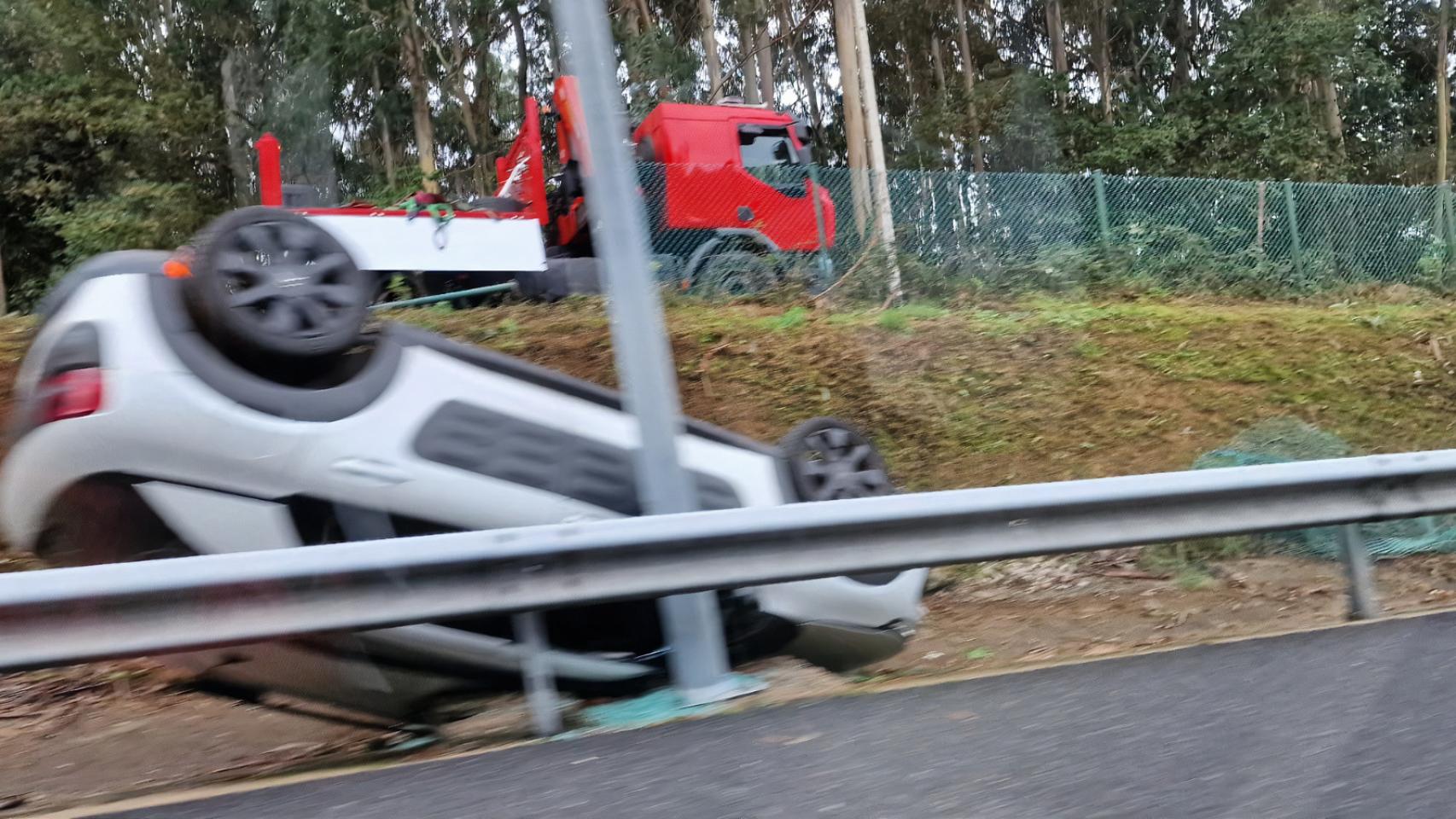 Vehículo volcado en la AP-9.