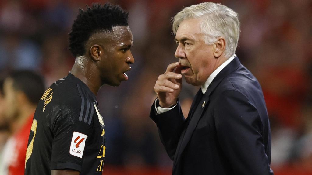 Vinicius habla con Ancelotti