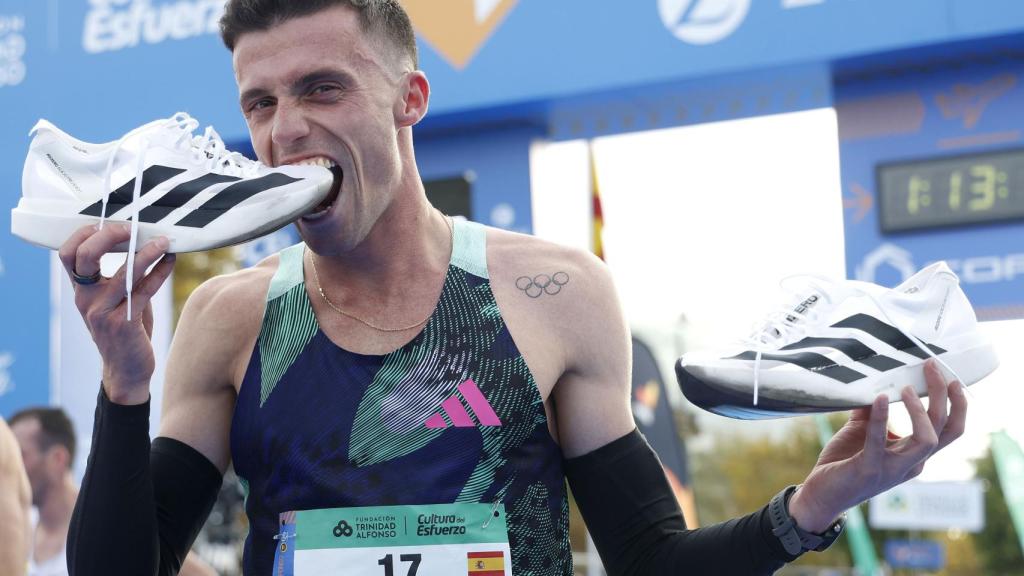Carlos Mayo muerde sus zapatillas.