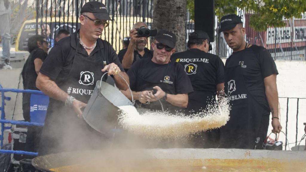 Aguas de Alicante celebra su 125 aniversario con un gigantesco arroz alicantino.