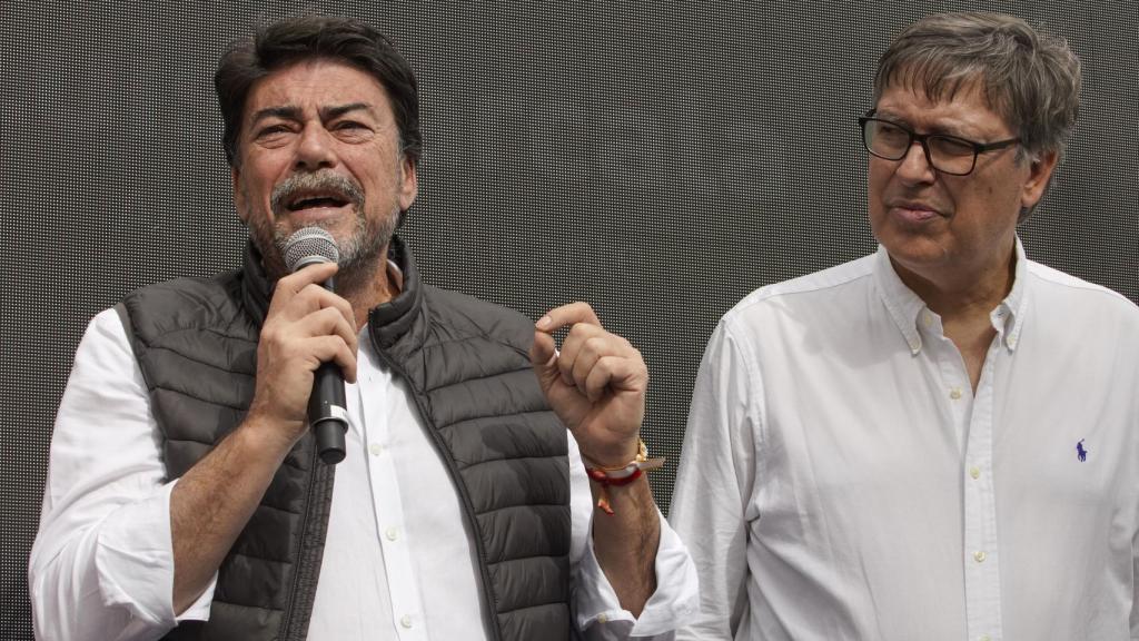 El alcalde de Alicante, Luis Barcala, junto al director de la empresa, Javier Díez.