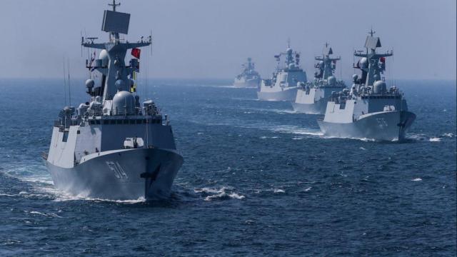 44º grupo de trabajo de escolta naval chino: incluye el destructor Zibo Tipo 052D, la fragata Jingzhou Tipo 054A y el barco de reabastecimiento Tipo 903 Qiandaohu.