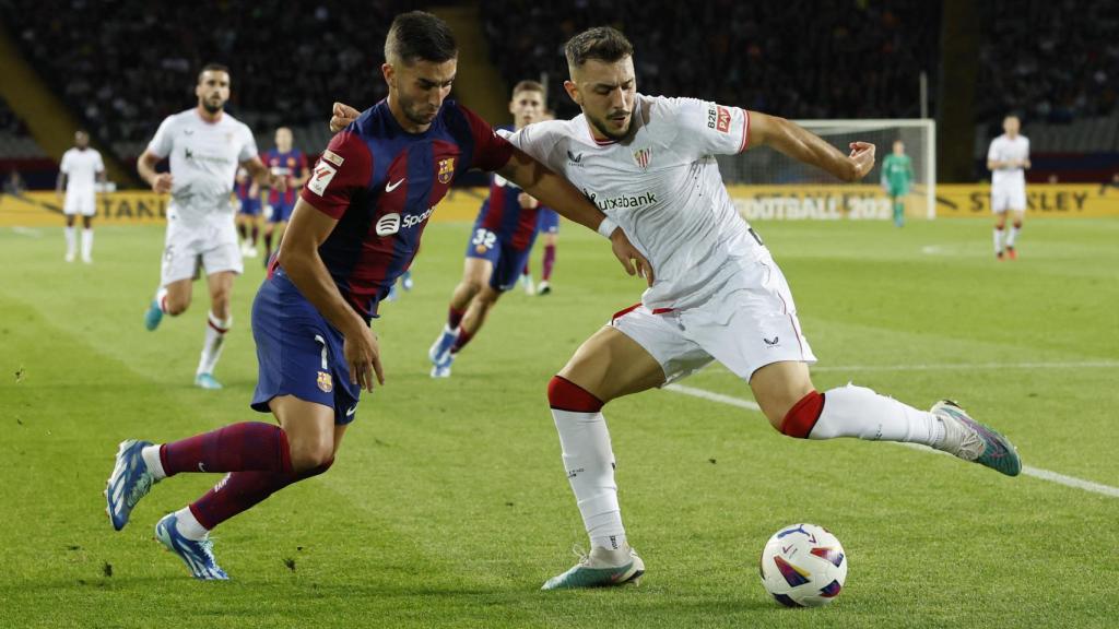 Ferran Torres trata de superar a un rival