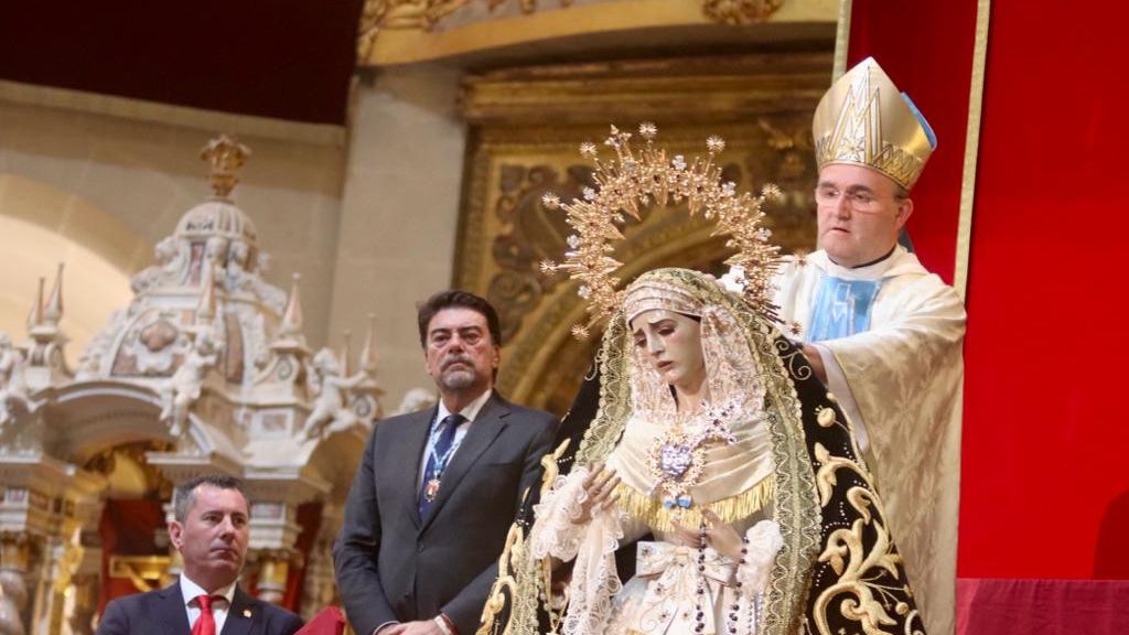 El alcalde Luis Barcala ejerce como padrino de la Coronación.