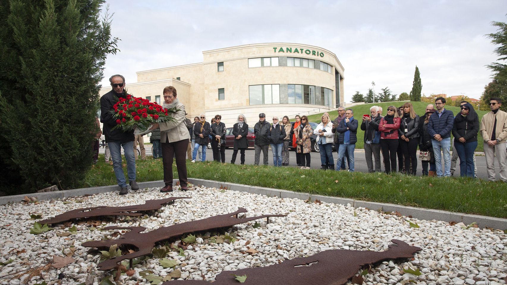 Medio centenar de personas se reúne en el el cementerio de Salamanca para homenajear a los 143 ajusticiados del franquismo