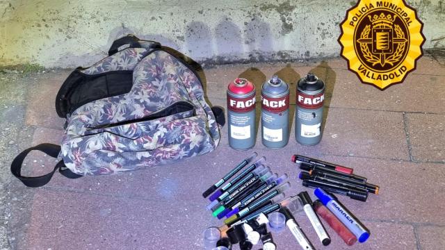 Material incautado al joven que había pintado en las paredes exteriores del Museo de la Ciencia de Valladolid