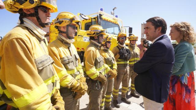 El consejero de Medio Ambiente, Vivienda y Ordenación del Territorio, Juan Carlos Suárez-Quiñones, visita la brigada con vehículo autobomba (UBA) de Zamora, en el municipio de Muelas del Pan.