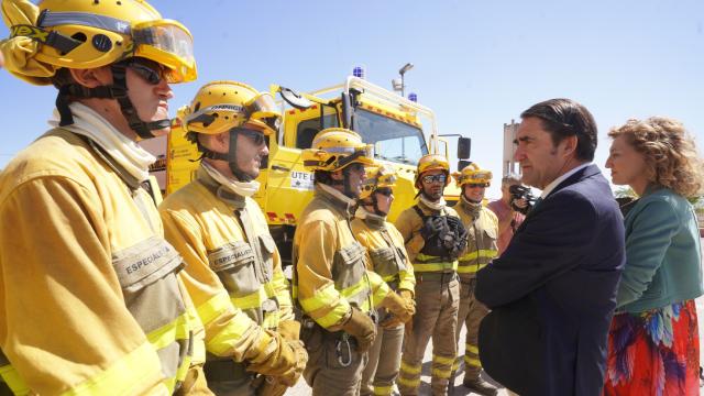El consejero de Medio Ambiente, Vivienda y Ordenación del Territorio, Juan Carlos Suárez-Quiñones, visita la brigada con vehículo autobomba (UBA) de Zamora, en el municipio de Muelas del Pan.