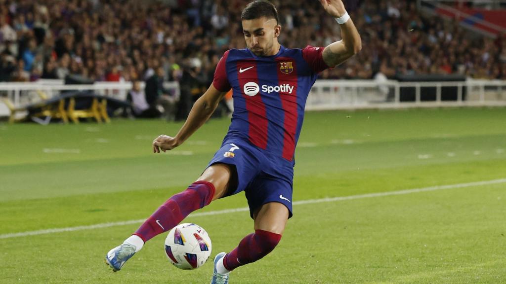Ferran Torres alcanza un balón