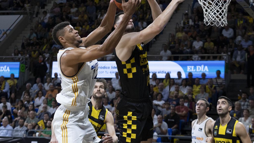 Tavares, en la pelea por un rebote ante Ristic, del Tenerife.