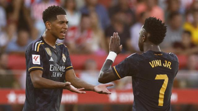 Jude Bellingham saluda a Vinicius antes del arranque del partido.