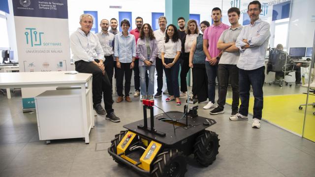 Parte del equipo de trabajo de la Universidad de Málaga (UMA), que realizan el proyecto de robots con aspecto de perros que harían las funciones de policía.