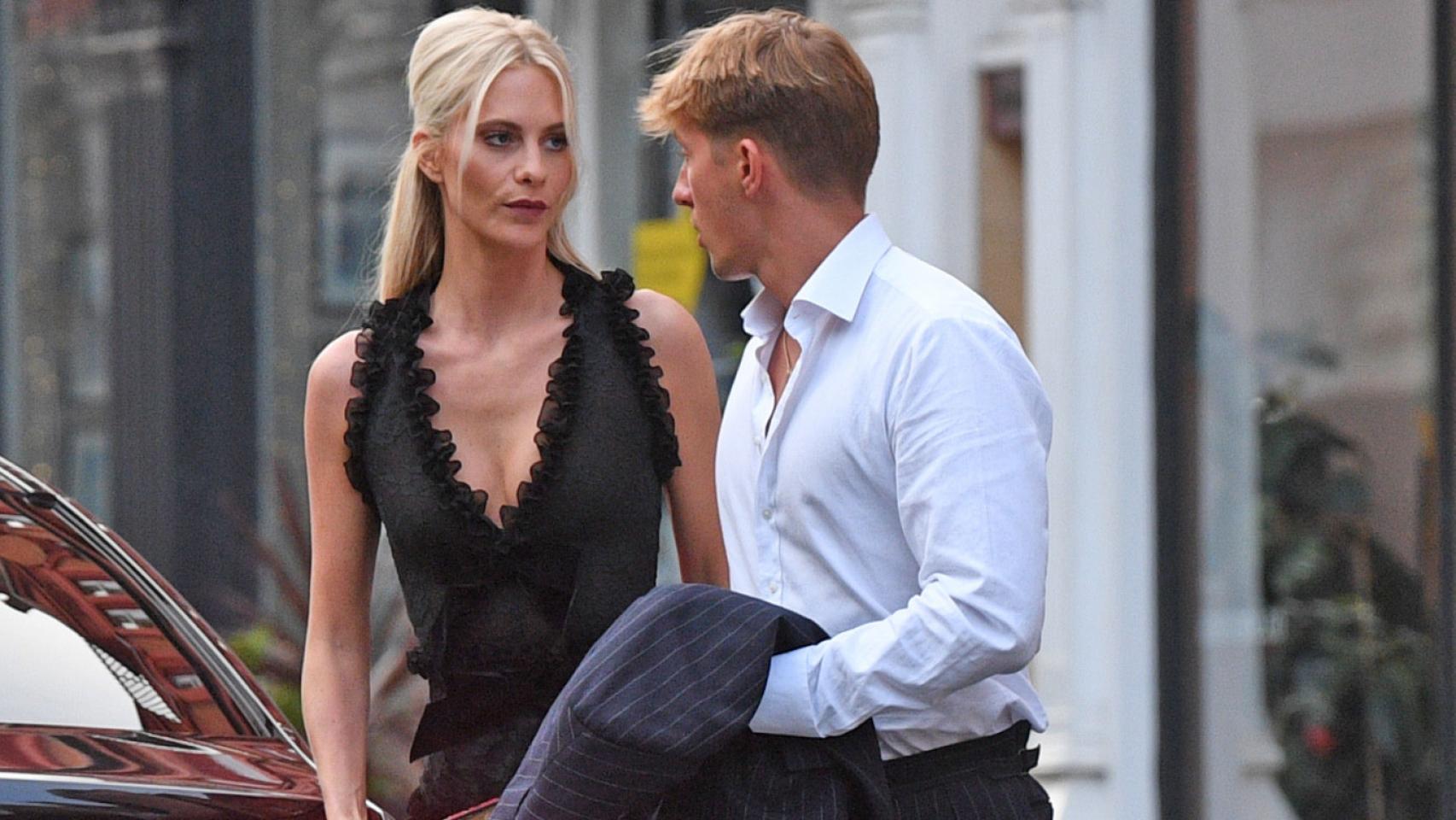 Poppy Delevingne junto a Constantino de Grecia en Londres.