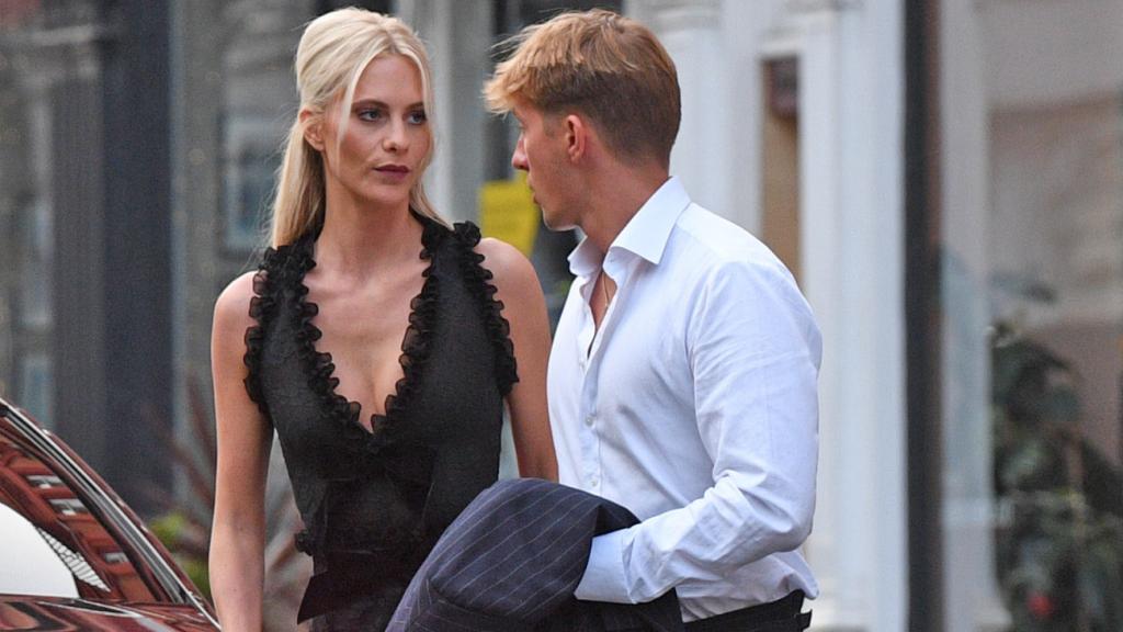 Poppy Delevingne junto a Constantino de Grecia en Londres.