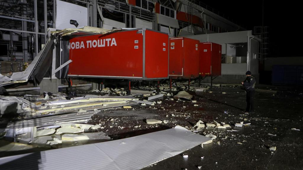 Un policía inspecciona el centro de distribución postal de Nova Post, alcanzado por misiles rusos en Járkov.