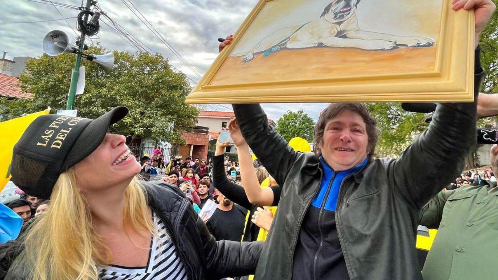 Javier Milei exhibe un cuadro de su perro Conan, un regalo de los Pibes Libertarios Salta, la semana pasada.