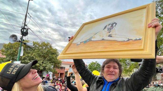 Javier Milei exhibe un cuadro de su perro Conan, un regalo de los Pibes Libertarios de Salta, la semana pasada.