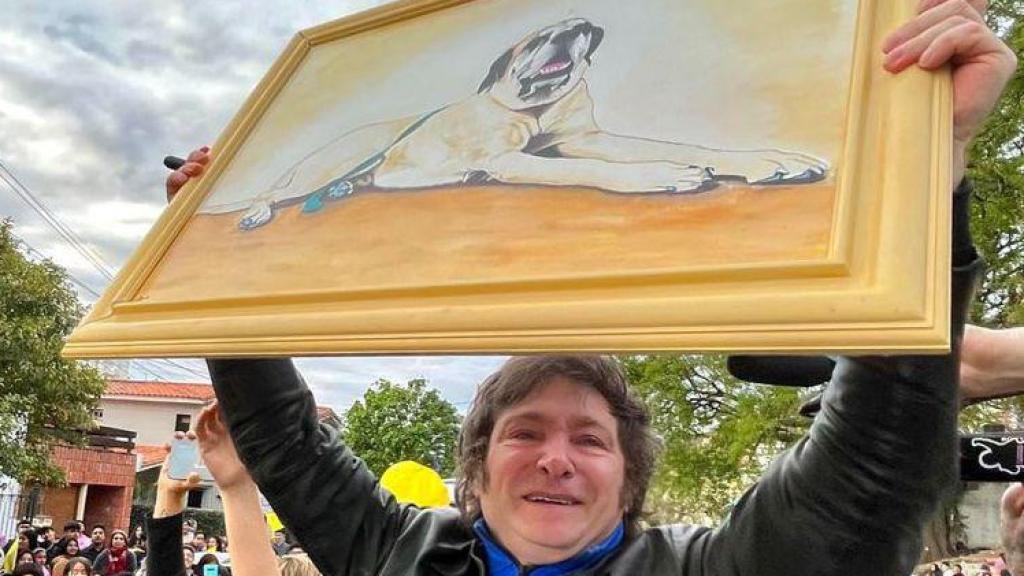 Javier Milei exhibe un cuadro de su perro Conan, un regalo de los Pibes Libertarios Salta, la semana pasada.