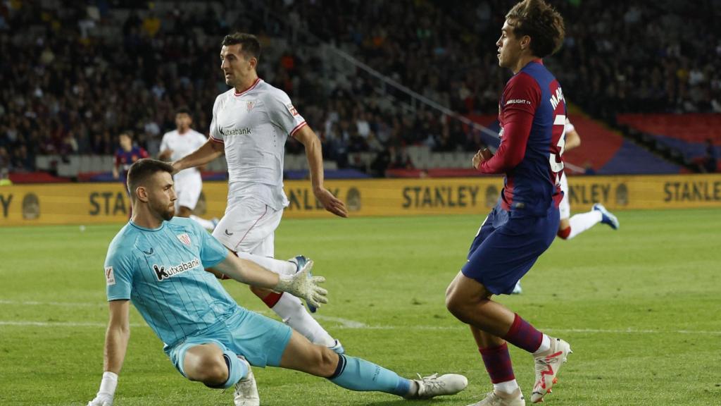 Marc Guiu define ante Unai Simón