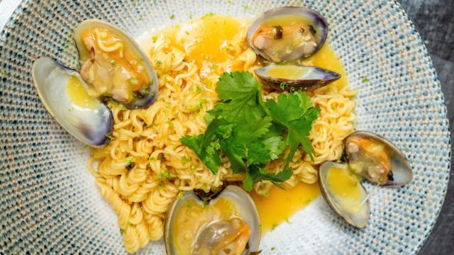 El plato de noodles con almejas a la marinera.