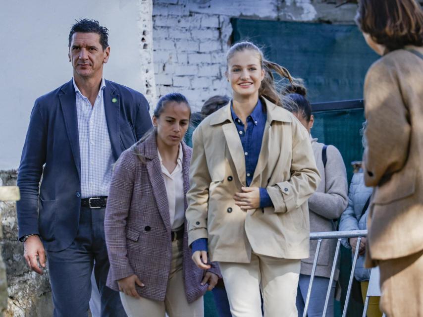 Leonor, con su camisa masculina y 'trench' de estreno.