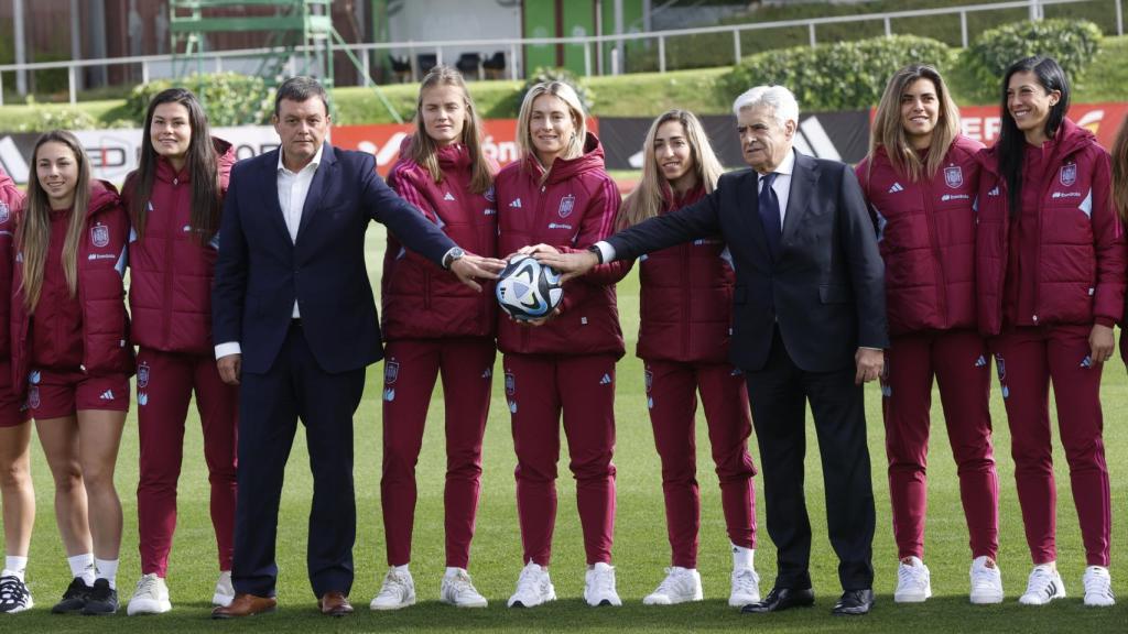 Víctor Francos y Pedro Rocha, junto a las jugadoras de la Selección femenina