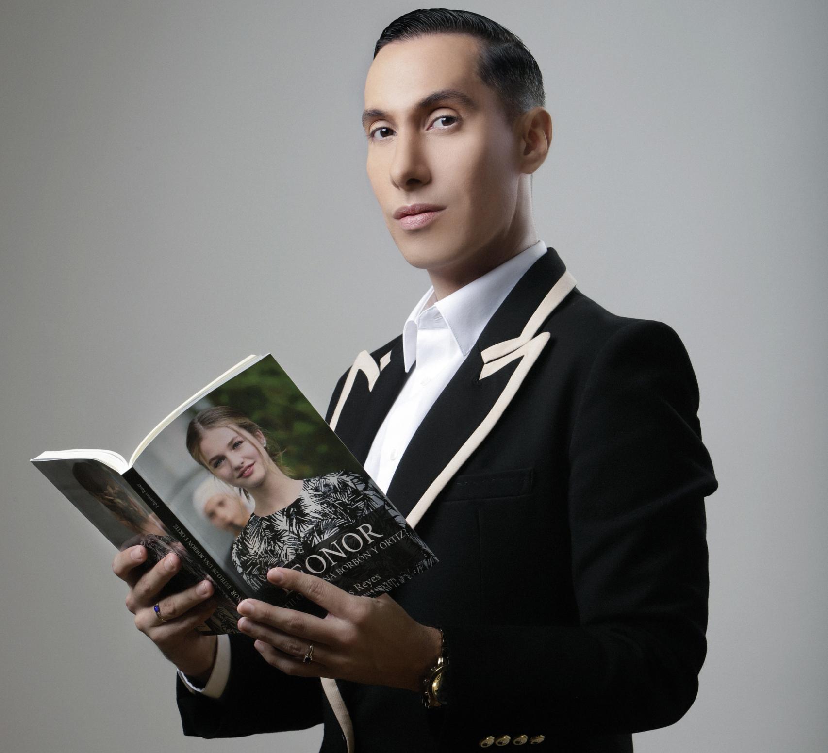 Jesús Reyes posa con su libro.