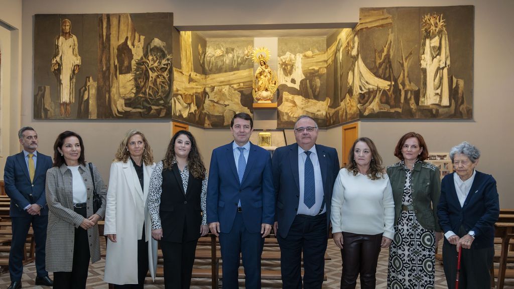 Mañueco Visita al mural de Genaro de No en el hospital Los Montalvos