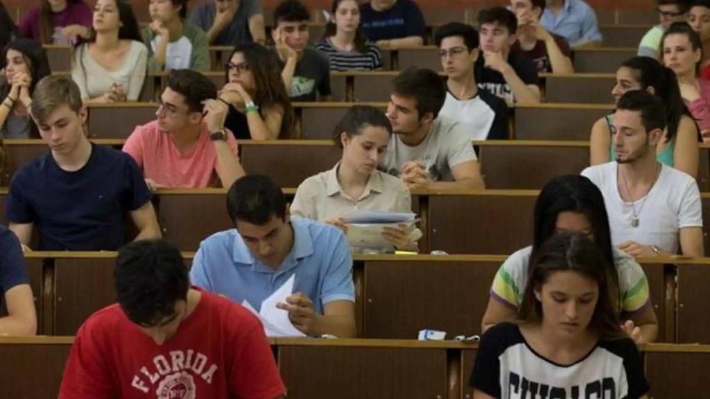 Alumnos en la universidad.