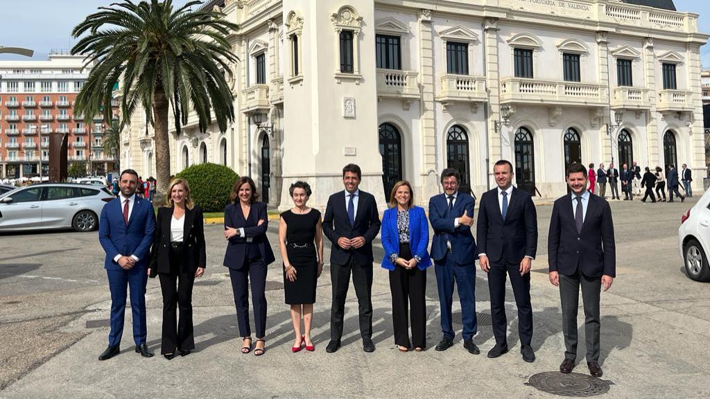 Foto de autoridades en la toma de posesion de Mar Chao. EE