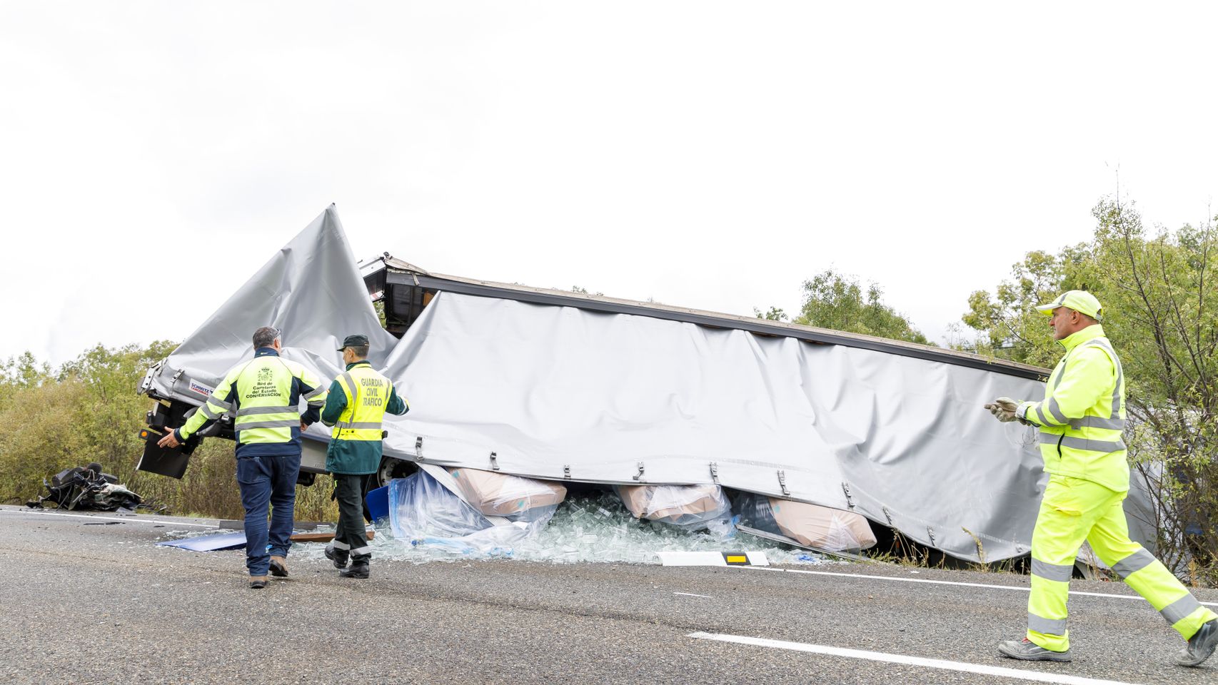 Accidente entre un turismo y un camión en KM-160 de la N-110