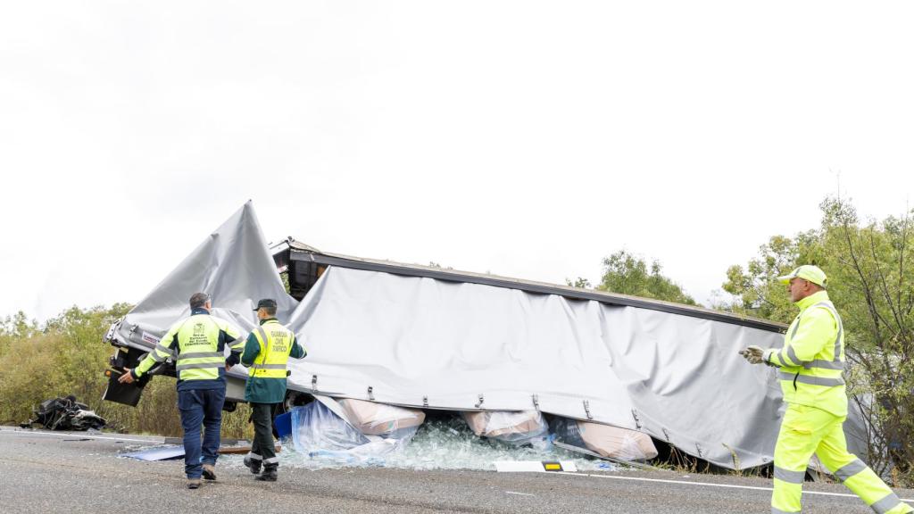Accidente entre un turismo y un camión en KM-160 de la N-110