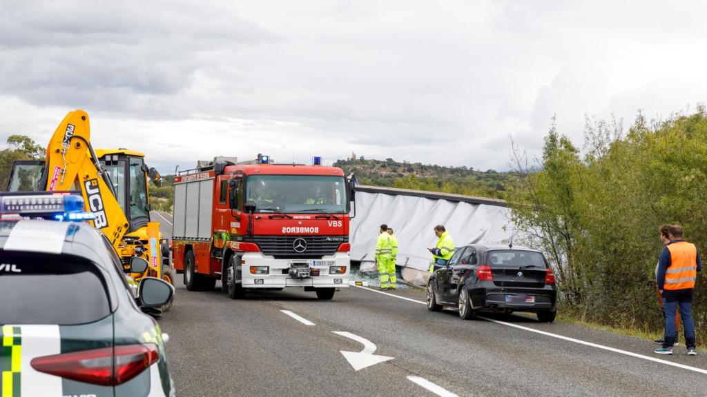 Accidente entre un turismo y un camión en KM-160 de la N-110