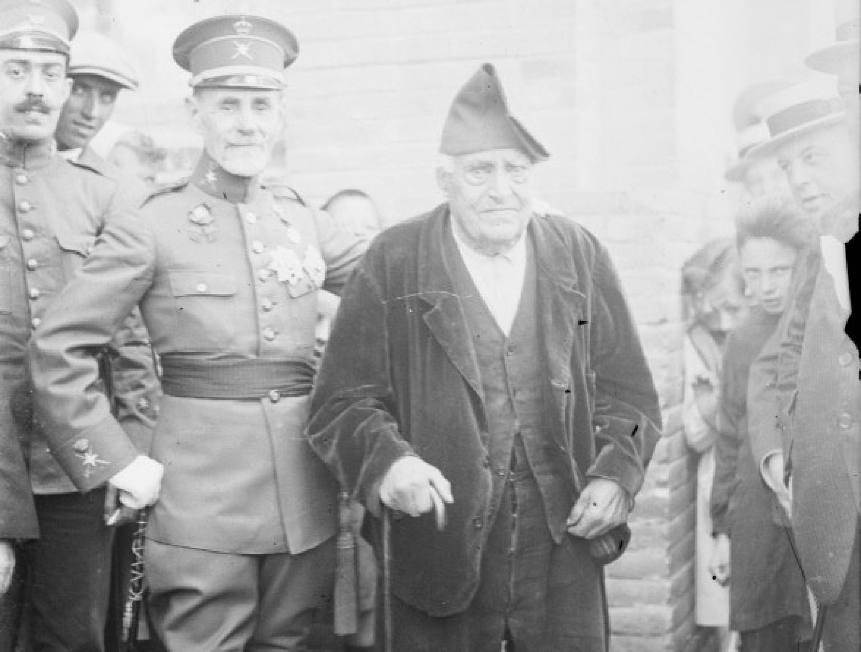 El gobernador civil de Cataluña, Joaquín Milans de Bosch, retratado con un hombre.