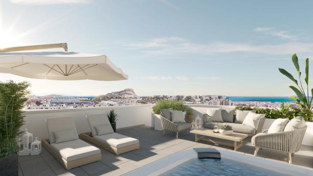 Piscina y solárium de los áticos de la promoción Aborda de AEDAS Homes en Cornisa San Agustín junto al PAU II en Alicante.