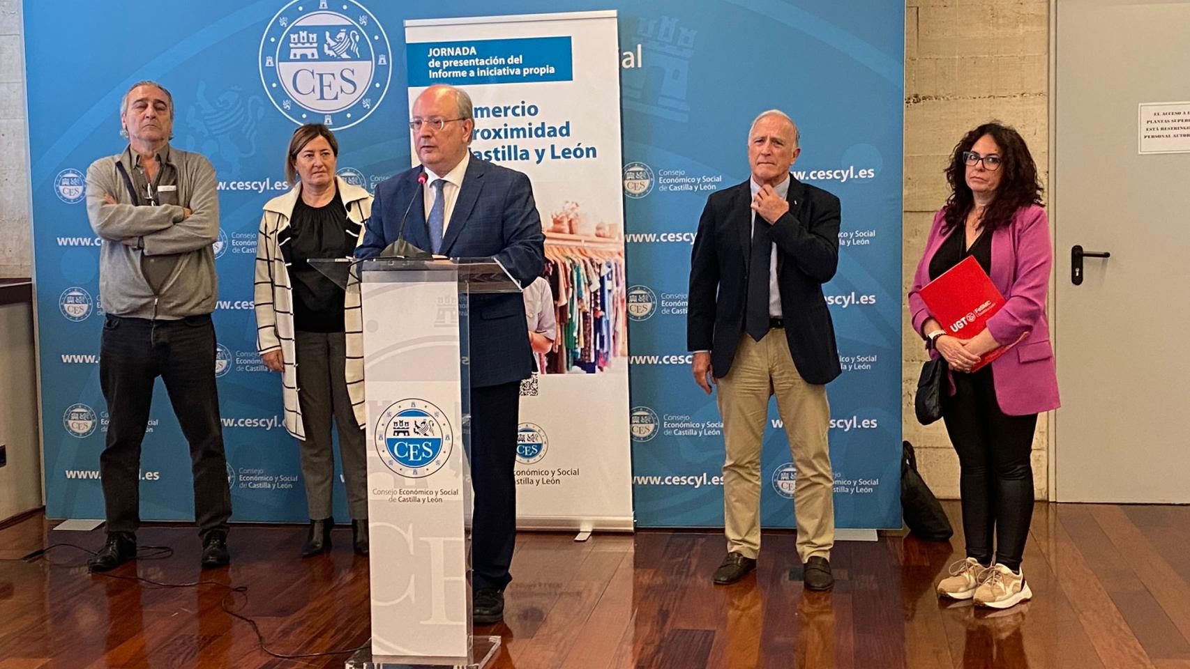 El presidente del CES, Enrique Cabero; Félix Gorospe, consultor de Ikei experto en Comercio Minorista, y los responsables de CCOO y UGT, Saturnino Fernández y Natalie Ríos, presentan el informe 'El comercio de proximidad en Castilla y León'